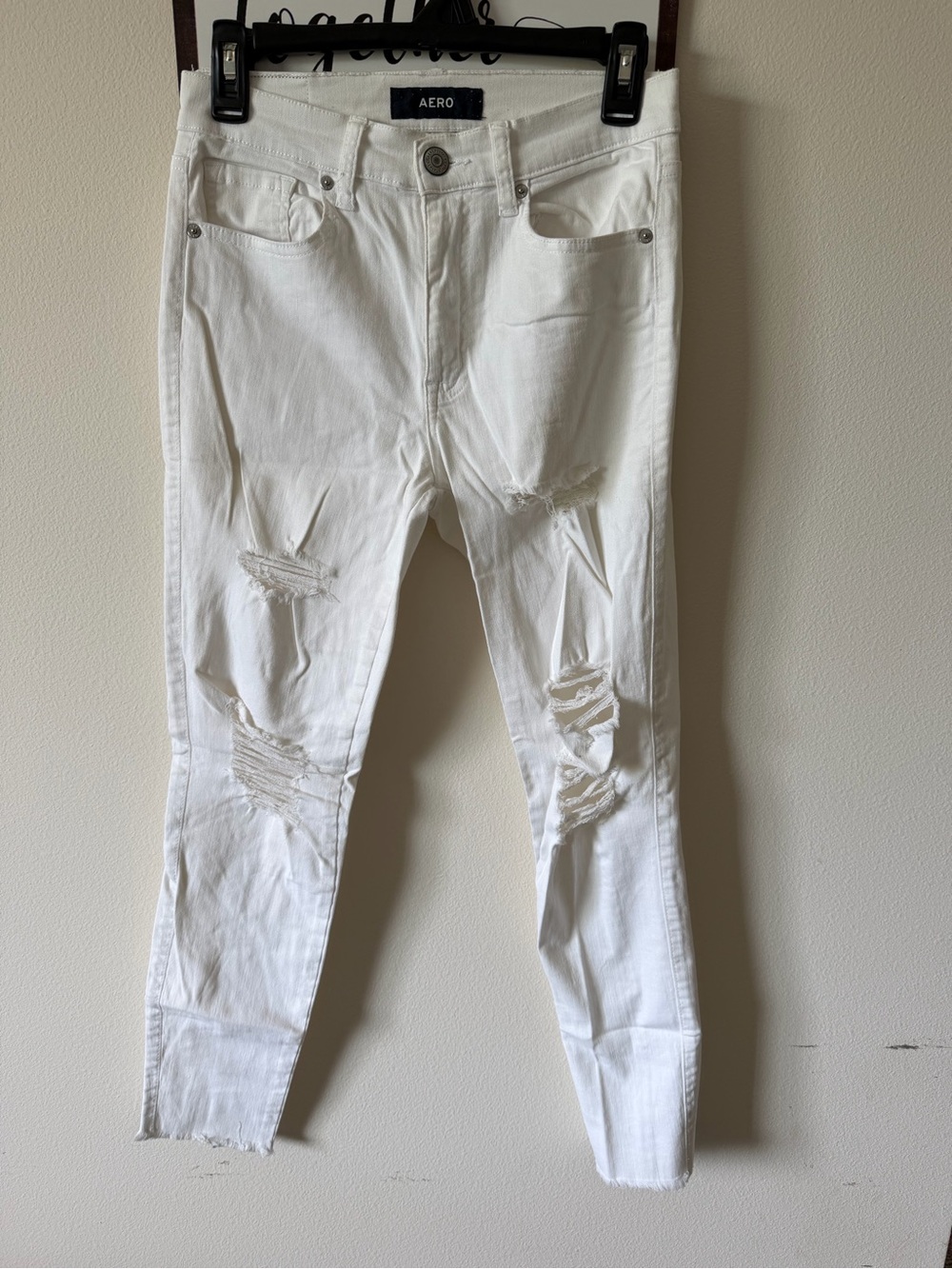 Women’s AERO White Distressed Slim Jeans
